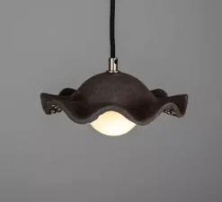 Suspension*Mullan Lighting Suspension, Rivale, , globe opalin, Ø21cm, H8,5cm - argile noire, argent antique