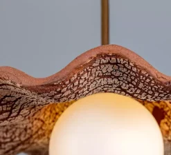 Suspension, Rivale, rouge fer, laiton antique, globe opalin, Ø21cm, H8,5cm - Mullan Lighting