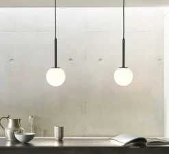 Suspension*Astro Suspension, Tacoma, , IP44, Ø13,5cm, H185cm - noir mat, abat-jour Tacoma Glass opalin