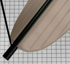 Suspension*Tooy Suspension, Thula 562.21, , IP40, LED, 2700K, 1500lm, L67cm, H11cm - corps noir, détail noir, abat-jour cuir beige