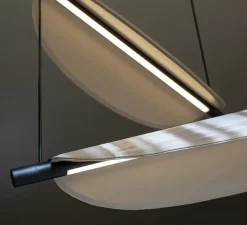 Suspension*Tooy Suspension, Thula 562.21, , IP40, LED, 2700K, 1500lm, L67cm, H11cm - corps noir, détail noir, abat-jour cuir beige